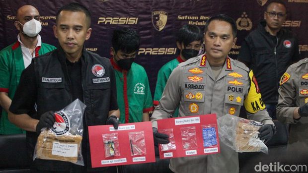 Artis Rio Reifan kembali ditangkap polisi atas dugaan penyalahgunaan narkotika. Rio Reifan saat ini sudah ditetapkan sebagai tersangka dan ditahan.