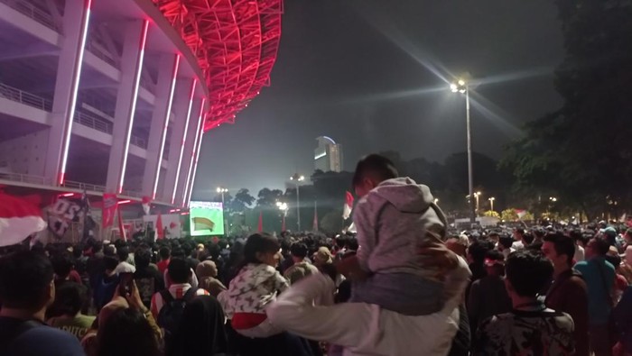 Pendukung Timnas di GBK nobar bawa anak