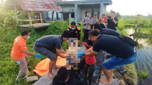 Polisi mengevakuasi mayat di aliran irigasi, wilayah Gang Pudak, Lingkungan Pesagi, Karangasem, Jumat (3/5/2024). (dok. Polres Karangasem)