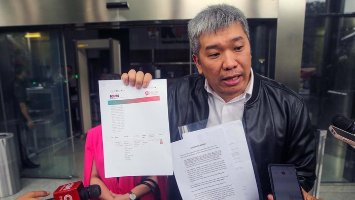 Pengacara Andreas mendatangi KPK. Ia mengklarifikasi kliennya Wijanto Tirtasana tidak terlibat dengan dugaan harta yang fantastis petinggi Bea-Cukai Purwakarta.