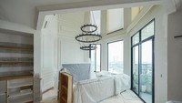 Ruang keluarga di penthouse milik Arief Muhammad bernuansa putih. Ia memperluas panel dinding ke seluruh tembok dan menambahkan lemari kayu. Foto: Instagram