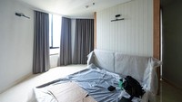 Kamar penthouse ini juga ditambahkan panel bermotif kayu di belakang tempat tidur. Foto: Instagram