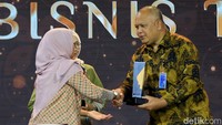 Penghargaan detikjateng-jogja Awards 2024 diterima oleh General Manager PLN UID Jateng dan DIY, Mochamad Soffin Hadi, di Hotel Padma Semarang.