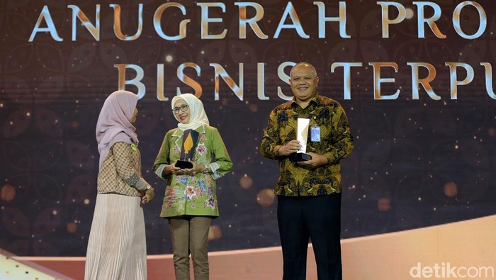 Penyerahan anugerah Program Bisnis Terpuji kepada PT Industri Jamu Dan Farmasi Sido Muncul Tbk dan PLN IUD Jateng-DIY dalam ajang detikjateng-jogja Awards 2024 di Padma Hotel Semarang, Selasa (30 April 2024).