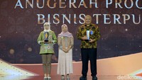Anugerah Program Bisnis Terpuji untuk Sido Muncul dan PLN IUD Jateng dan DIY itu diserahkan oleh Kepala Redaksi detikJateng dan detikJogja, Sukma Indah Permana.