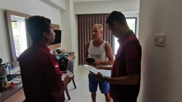 Petugas Imigrasi mengecek aktivitas dan izin tinggal WNA di salah satu hotel di Kota Bima, NTB, Jumat (3/5/2024). (Foto: Dok. Imigrasi Bima)