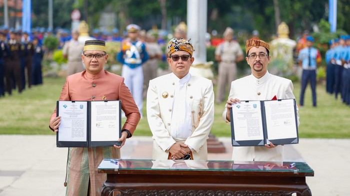 Pj Gubernur Jatim Adhy Karyono di momen peringatan Hari Pendidikan Nasional.