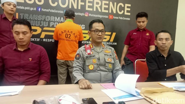 Camat Duhidaa, Kabupaten Pohuwato, Gorontalo, Ali Mbuinga alias AM ditangkap polisi usai kedapatan memiliki narkoba jenis sabu.
