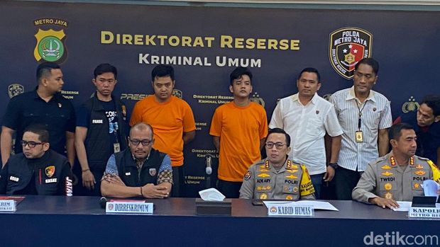 Polda Metro Jaya menggelar jumpa pers pengungkapan kasus pembunuhan wanita dalam koper di Cikarang, Bekasi