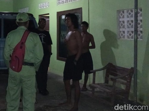 Polisi saat menjemput paksa lima terduga pelaku pencurian pisang dan pengeroyok pemuda di RT 41, Kelurahan Liliba, Kecamatan Oebobo, Kota Kupang, NTT. (Yufengki Bria/detikBali).