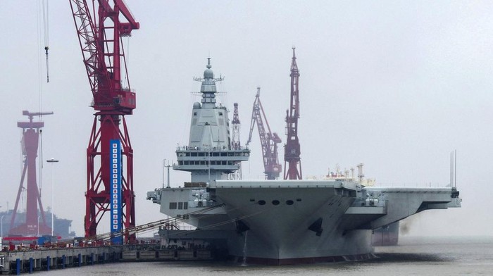 Potret Kapal Induk Ketiga China Mulai Uji Coba Laut Perdana In this photo released by Xinhua News Agency, China's third aircraft carrier, the Fujian, prepares to set out for maiden sea trials from Shanghai Jiangnan Shipyard in eastern China's Shanghai, Wednesday, May 1, 2024. (Li Yun/Xinhua via AP)