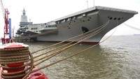 Kapal induk generasi baru China, Fujian, memulai uji coba laut pertamanya pada Rabu (1/5) pagi di Shanghai, menurut stasiun televisi pemerintah CCTV. Fujian, kapal pertama yang dirancang dan dibangun di China, dipandang sebagai tonggak sejarah dalam upaya negara tersebut untuk memperluas jangkauan dan kekuatan angkatan lautnya. AP/Li Yun