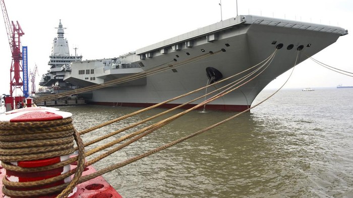 Potret Kapal Induk Ketiga China Mulai Uji Coba Laut Perdana In this photo released by Xinhua News Agency, China's third aircraft carrier, the Fujian, prepares to set out for maiden sea trials from Shanghai Jiangnan Shipyard in eastern China's Shanghai, Wednesday, May 1, 2024. (Li Yun/Xinhua via AP)