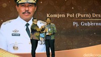 Pemimpin Redaksi detikcom, Alfito Deannova Ginting (kiri), menyerahkan Anugerah Inovasi Pembangunan Terpuji Kategori Akuntabilitas Pelayanan Publik ke Pj Gubernur Jawa Tengah, Nana Sudjana.