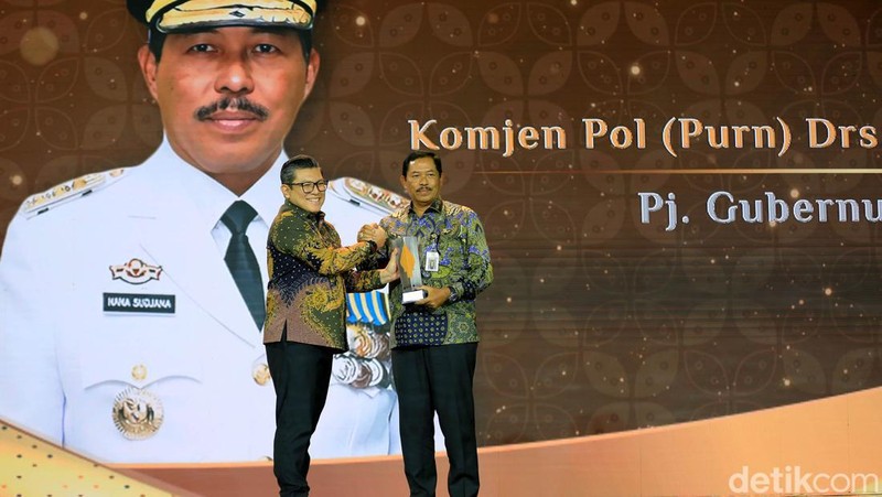 Potret para penerima anugerah detikjateng-jogja Awards 2024, dari institusi pemerintahan, swasta, hingga komunitas, di Pandanaran Ballroom Padma Hotel, Semarang, Selasa (30/4/2024).