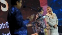 Wali Kota Semarang, Hevearita Gunaryanti Rahayu (kanan) mewakili Pemkot Semarang dalam penyerahan Anugerah Program Ekonomi Terpuji Kategori Program Pengendalian Inflasi.