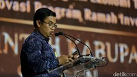 Wakil Pemimpin Redaksi detikcom, Elvan Dany Sutrisno, membacakan daftar penerima Anugerah Program Ekonomi Terpuji.