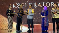 Manager Regional detikcom, Triono Wahyu Sudibyo, menyerahkan Anugerah Figur Akselerator Pembangunan ke Kapolda Jateng, Irjen Pol Drs Ahmad Luthfi, SSt Mk.