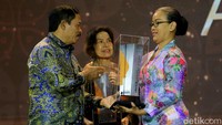 Pj Gubernur Jawa Tengah, Nana Sudjana, menyerahkan Anugerah Adiluhung kepada istri mendiang dr Lo Siaw Ging (tengah) dan cucu Sri Sultan Hamengku Buwono IX (kiri).