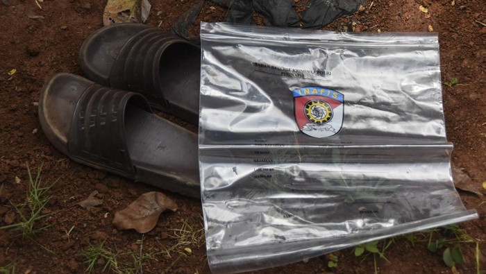 Sandal tersangka berada di Tempat Kejadian Perkara (TKP) kasus mutilasi di Desa Cisontrol, Kabupaten Ciamis, Jawa Barat, Jumat (3/5/2024). Polres Ciamis mengamankan tersangka mutilasi berinisial TR (50 tahun) yang diduga membunuh dan memutilasi tubuh istrinya Y (50 tahun). ANTARA FOTO/Adeng Bustomi/aww.