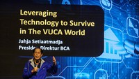 Jahja Setiaatmadja membawakan topik Leveraging Technology to Survive In The VUCA World bagi 850 mahasiswa yang hadir, baik secara offline maupun online.