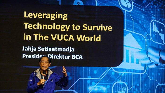 Bakti BCA menggelar program 'BCA Berbagi Ilmu' di Binus University Jakarta, Jumat (3/5/2024). Rangkaian 'BCA Berbagi Ilmu' dibuka dengan kuliah umum oleh Presdir BCA Jahja Setiaatmadja.