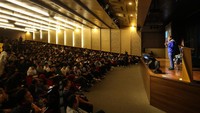 Ratusan mahasiswa mengikuti kuliah umum tersebut.
