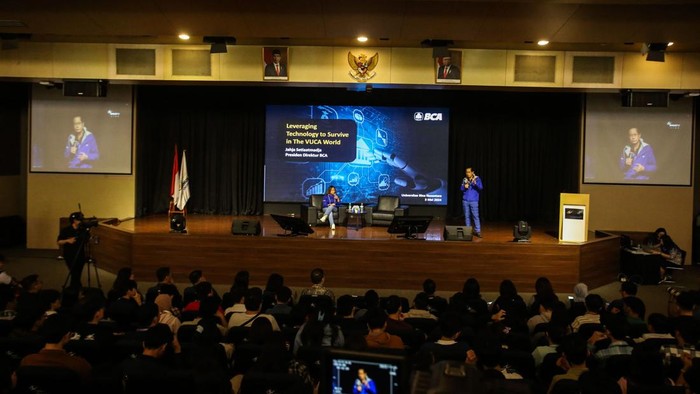 Presdir BCA Beri Kuliah Umum di Binus University Bakti BCA menggelar program 'BCA Berbagi Ilmu' di Binus University Jakarta, Jumat (3/5/2024). Rangkaian 'BCA Berbagi Ilmu' dibuka dengan kuliah umum oleh Presdir BCA Jahja Setiaatmadja.