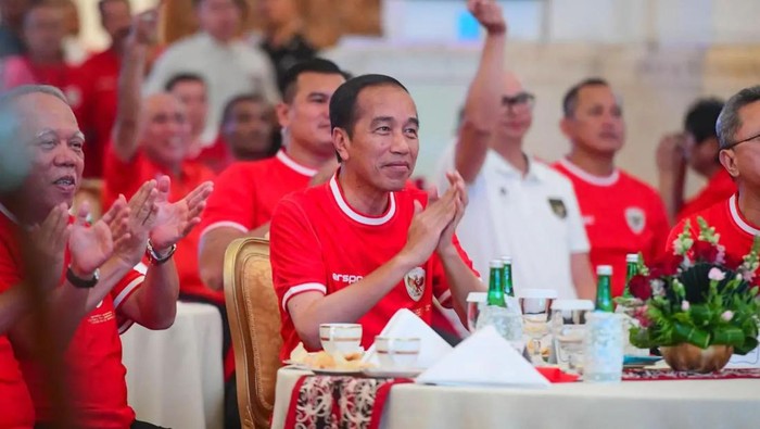 Presiden Joko Widodo (Jokowi) bersama Menteri Kabinet Indonesia Maju nonton bareng (nobar) saat Timnas Indonesia U-23 vs Timnas Uzbekistan U-23 di Istana Negara. Senin, 29 April 2024.