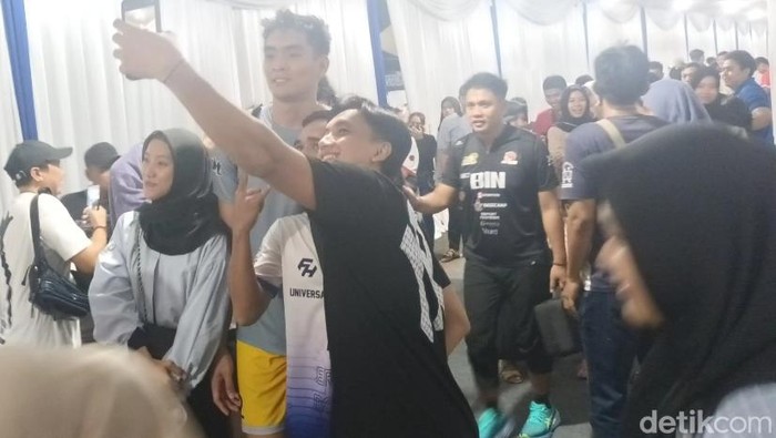 Kapten tim STIN BIN, Rivan Nurmulki dikerubungi fans yang meminta foto bersama, Kamis (2/5/2024).