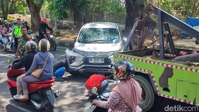 Proses evakuasi mobil terguling di Jalan Diponegoro, Semarang, Jumat (3/5/2024).
