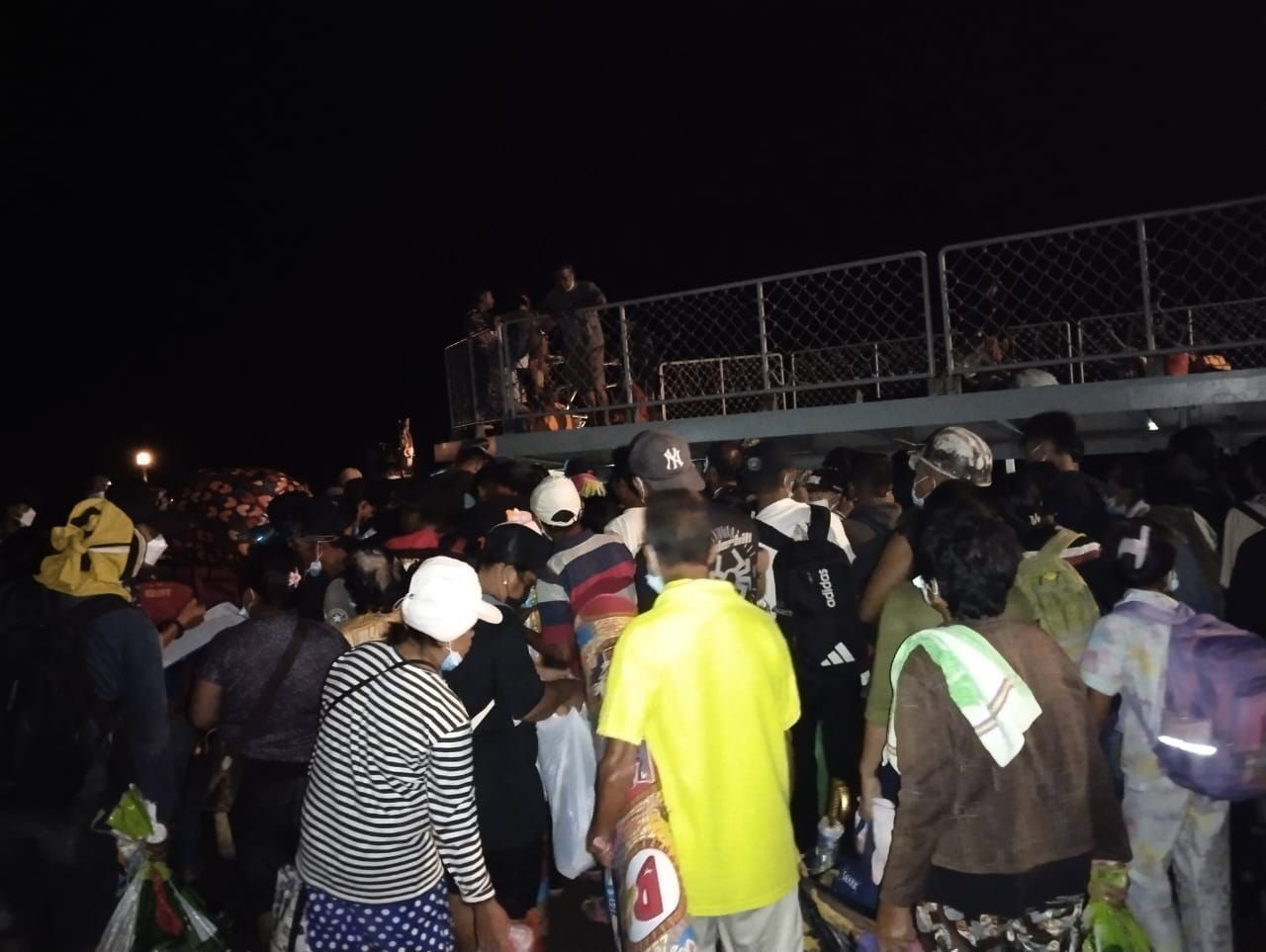 Proses evakuasi warga dari Pulau Tagulandang menggunakan KRI Kakap-881, Kabupaten Kepulauan Sitaro, Sulawesi Utara, Rabu (1/5/2024). (Dok. TNI AL)