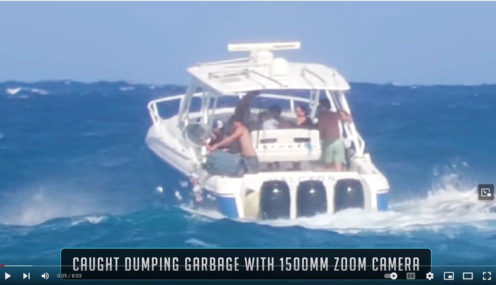 Rekaman remaja membuang sampah ke laut