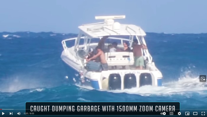 Rekaman remaja membuang sampah ke laut