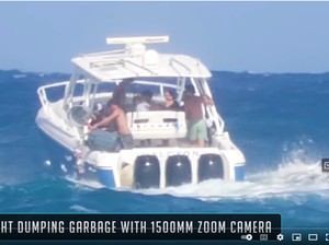 Viral 2 Remaja Santuy Buang Sampah ke Laut, Langsung Diseret ke Pengadilan