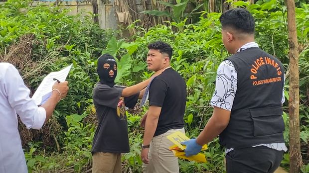Pelajar SMP berinisial S (14), yang diduga mencabuli dan membunuh bocah laki-laki berinisial MA (7), menjalani rekonstruksi kejadian.