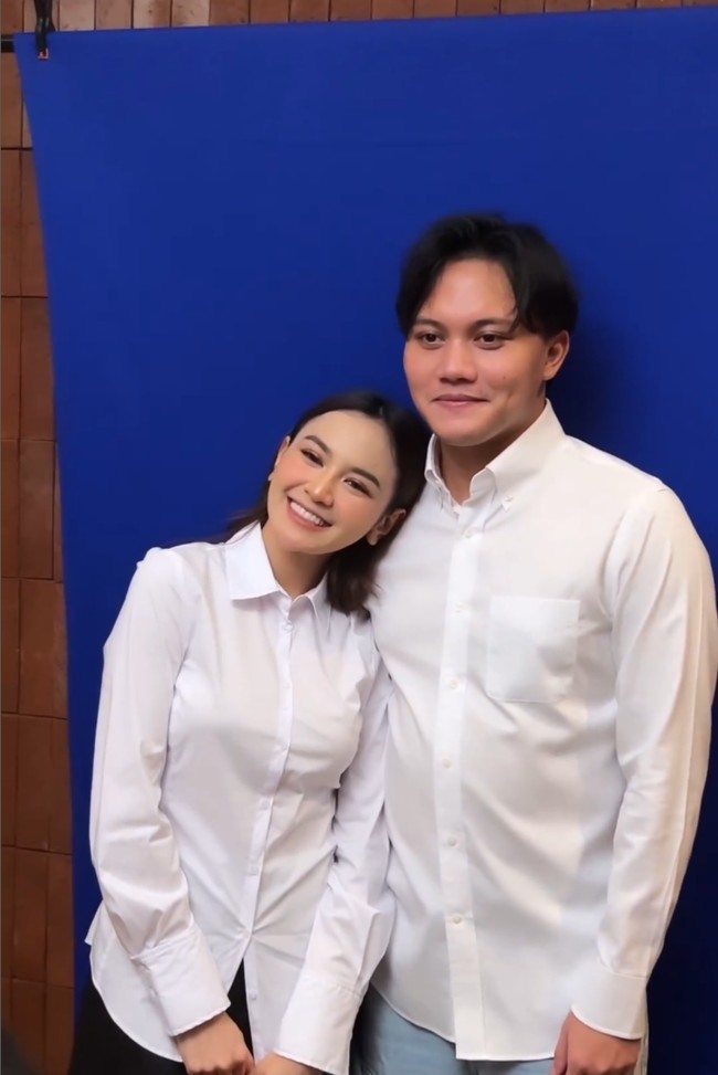 Pernikahan Rizky Febian dan Mahalini tinggal menghitung hari. Jelang menikah, keduanya membagikan momen saat mereka melakukan pemotretan dengan latar belakang berwarna biru. Foto: Instagram/@rizkyfbian