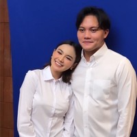 Pernikahan Rizky Febian dan Mahalini tinggal menghitung hari. Jelang menikah, keduanya membagikan momen saat mereka melakukan pemotretan dengan latar belakang berwarna biru. Foto: Instagram/@rizkyfbian