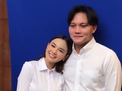 5 Momen Mesra Rizky Febian & Mahalini Pemotretan Berlatar Biru Jelang Menikah