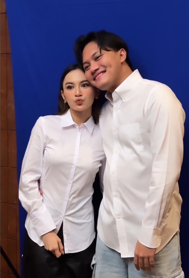 Pasangan penyanyi dan musisi ini memperlihatkan kemesraan mereka. Mahalini terlihat menyenderkan kepalanya ke bahu Rizky Febian. Momen itu sukses membuat netizen baper. Foto: Instagram/@rizkyfbian