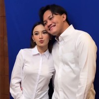 Pasangan penyanyi dan musisi ini memperlihatkan kemesraan mereka. Mahalini terlihat menyenderkan kepalanya ke bahu Rizky Febian. Momen itu sukses membuat netizen baper. Foto: Instagram/@rizkyfbian