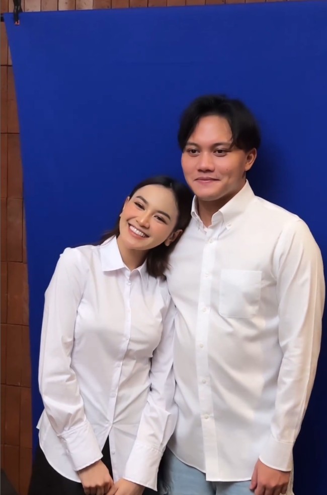 “Foto paling Ultimate pasangan itu ya foto pake kemeja putih sederhana + wallpaper warna biru. Itu udah next level of relationship sih menurutku,” komentar salah satu pengguna Instagram. Foto: Instagram/@rizkyfbian