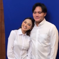 “Foto paling Ultimate pasangan itu ya foto pake kemeja putih sederhana + wallpaper warna biru. Itu udah next level of relationship sih menurutku,” komentar salah satu pengguna Instagram. Foto: Instagram/@rizkyfbian