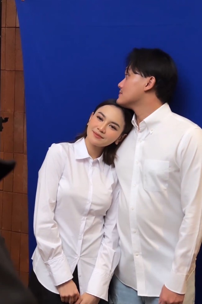 Mahalini dan Rizky Febian sama-sama mengenakan kemeja putih dengan bawahan celana. Keduanya tampak berfoto dengan beberapa pose. Foto: Instagram/@rizkyfbian