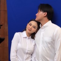 Mahalini dan Rizky Febian sama-sama mengenakan kemeja putih dengan bawahan celana. Keduanya tampak berfoto dengan beberapa pose. Foto: Instagram/@rizkyfbian