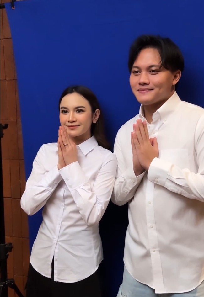 Dua sejoli ini dilaporkan akan melangsungkan ijab qabul pekan depan. “Acara ijab qabul tanggal 8 (Mei) di Jakarta,” tutur Kelihan Banjar (Kepala Lingkungan) Aseman Kawan, Gede Hardi Raharja, seperti dikutip dari detikBali. Foto: Instagram/@rizkyfbian