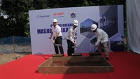 Peletakkan batu pertama Masjid JIEP Jayakarta turut dihadiri oleh Kepala Badan Pembinaan BUMD, Nasruddin Djoko Surjono, yang dalam sambutannya menyampaikan apresiasi kepada PT JIEP yang akan segera menghadirkan salah satu Masjid terbesar di Jakarta Timur yang akan menjadi kebanggaan Masyarakat DKI Jakarta khususnya bagi para pekerja yang ada di Kawasan Industri Pulogadung.   