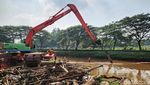 Sampah Kali Pesanggrahan Dibersihkan