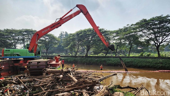 Sampah Kali Pesanggrahan Dibersihkan Endapan lumpur terlihat saat para pekerja mengeruk sampah sungai di Kali Pesanggrahan, Jakarta Selatan, Jumat (3/4/2024).