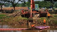 Alat berat dikerahkan dalam kegiatan aksi bersih-bersih sampah di Kali Pesanggrahan.  